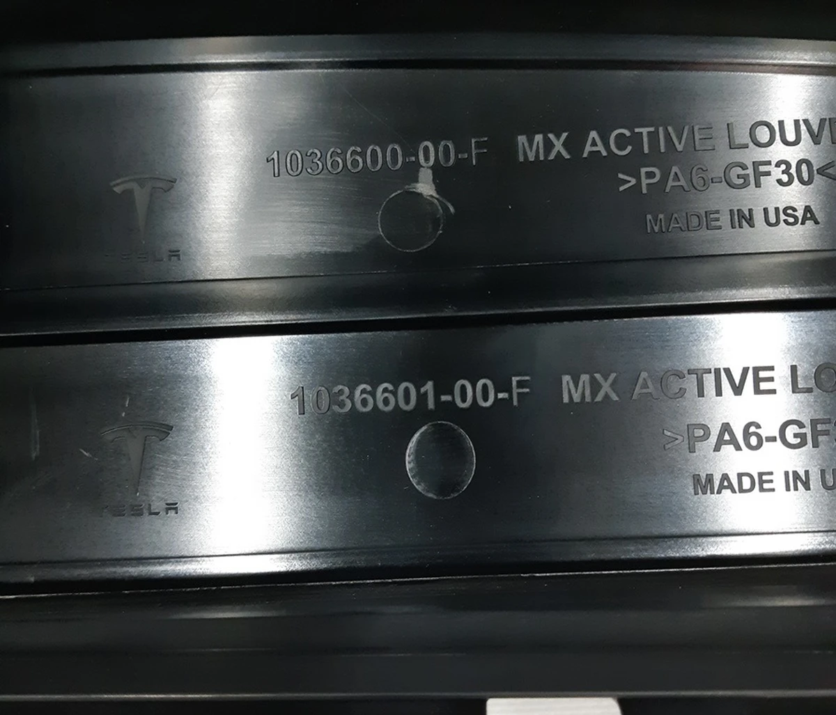 7 Повітрозабірник центральний у корпусі з люверсами та приводом у зборі NEW Tesla model X 1034850-00-F