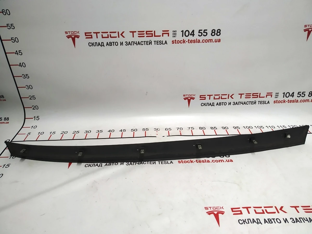 7 Накладка нижняя наружная двери передней правой (пластик) Tesla model X 1035202-00-D