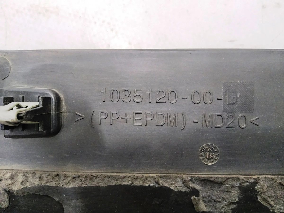 7 Накладка нижняя наружная двери передней правой (пластик) Tesla model X 1035202-00-D