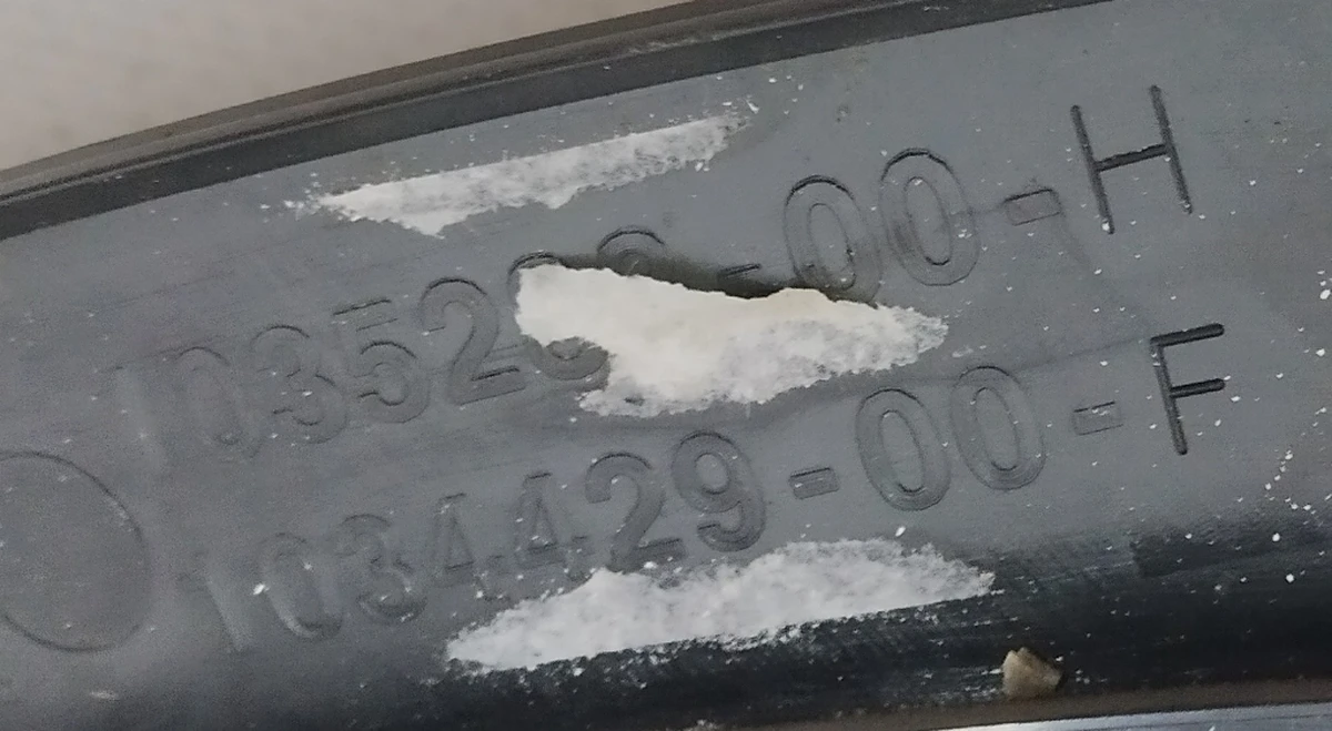 2 Fender pad front left plastic assembly (with damage) Tesla model X 1035288-00-M