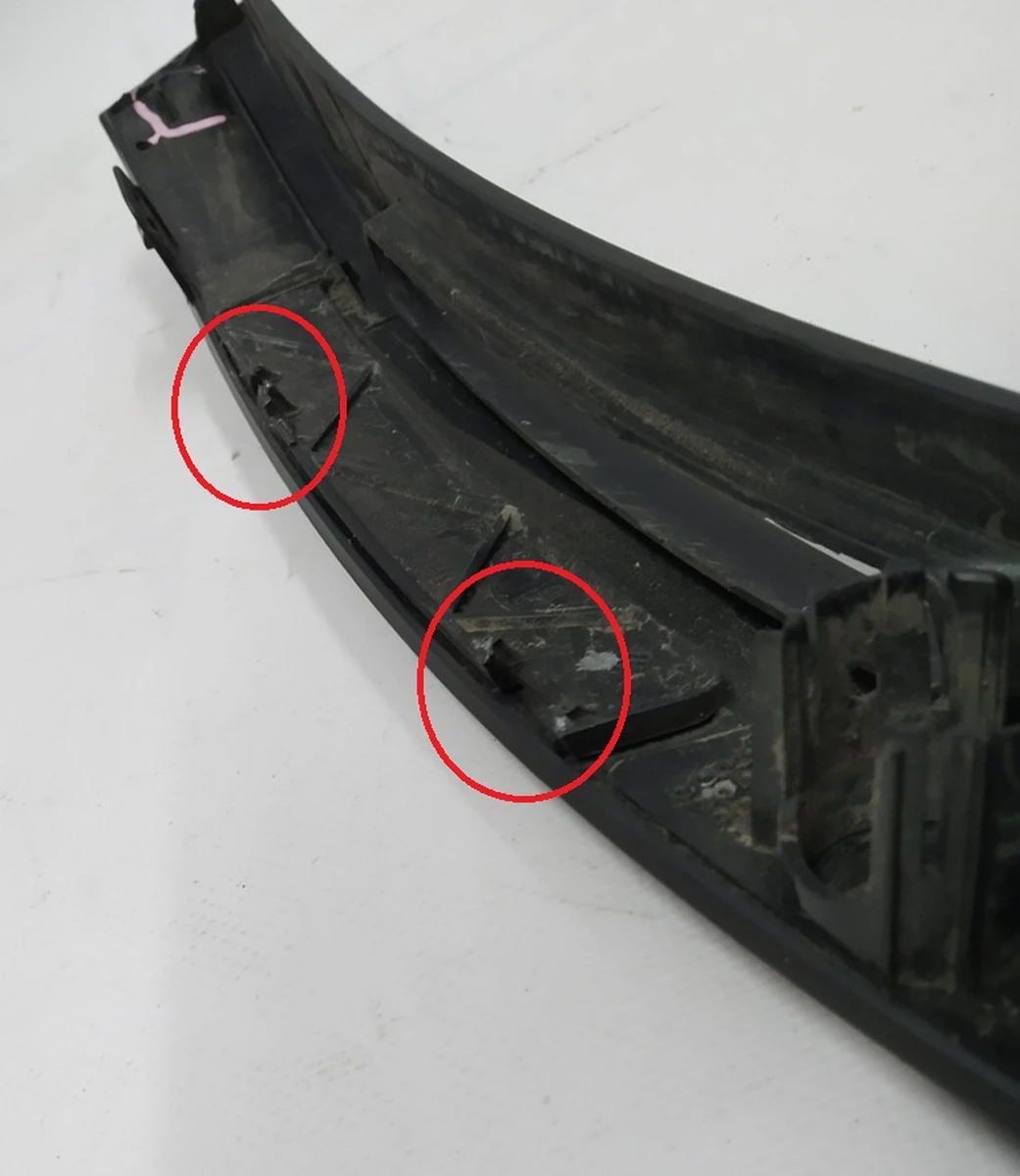 2 Fender pad front left plastic assembly (with damage) Tesla model X 1035288-00-M