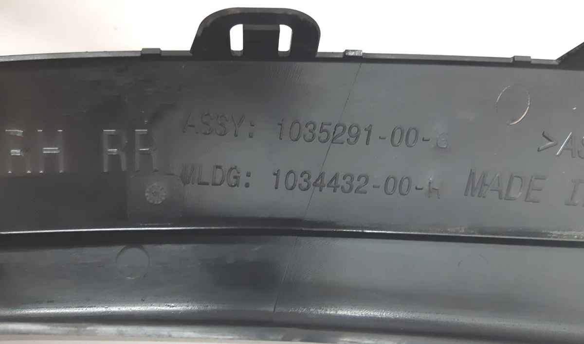 7 Fender pad rear right plastic damaged Tesla model X 1035291-00-G