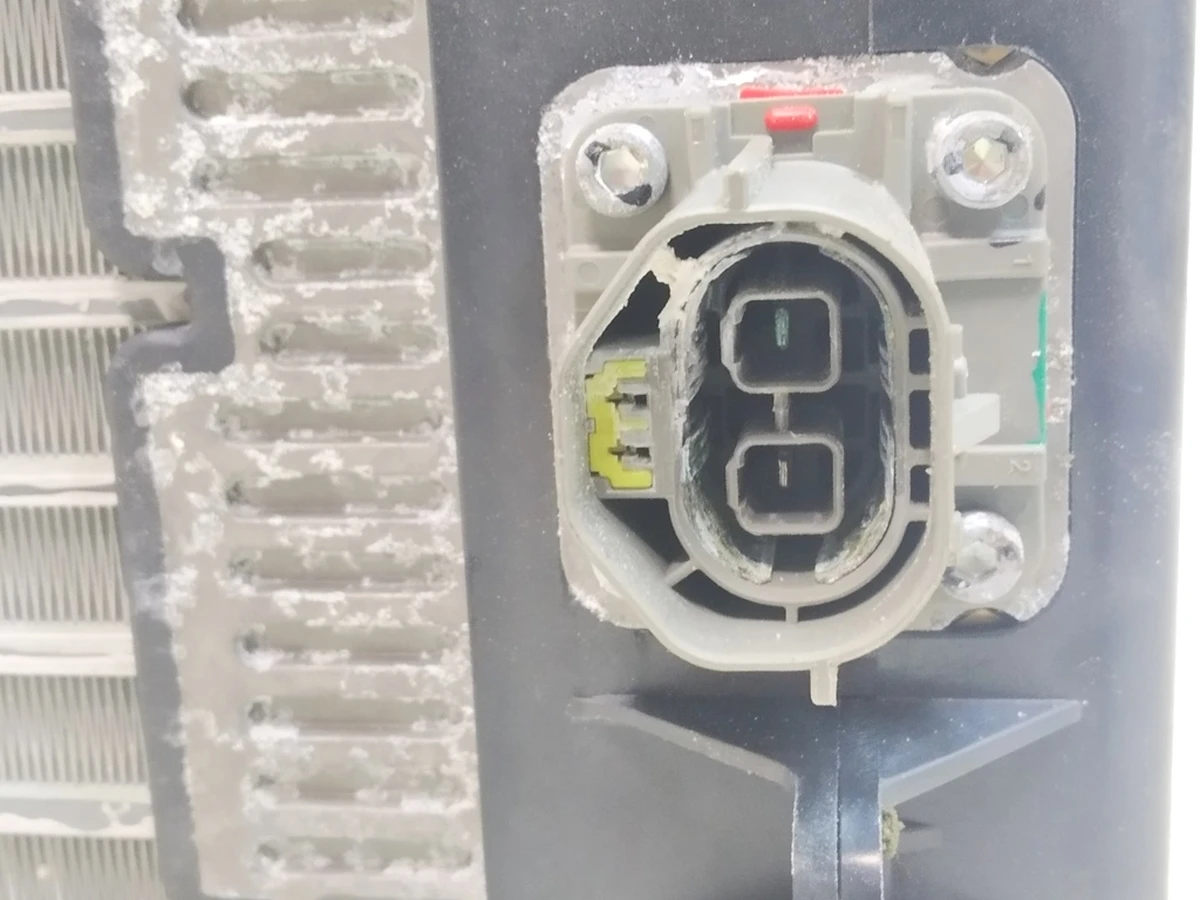 2 Элемент нагревательный печки задней Tesla Model X 1035327-00-E