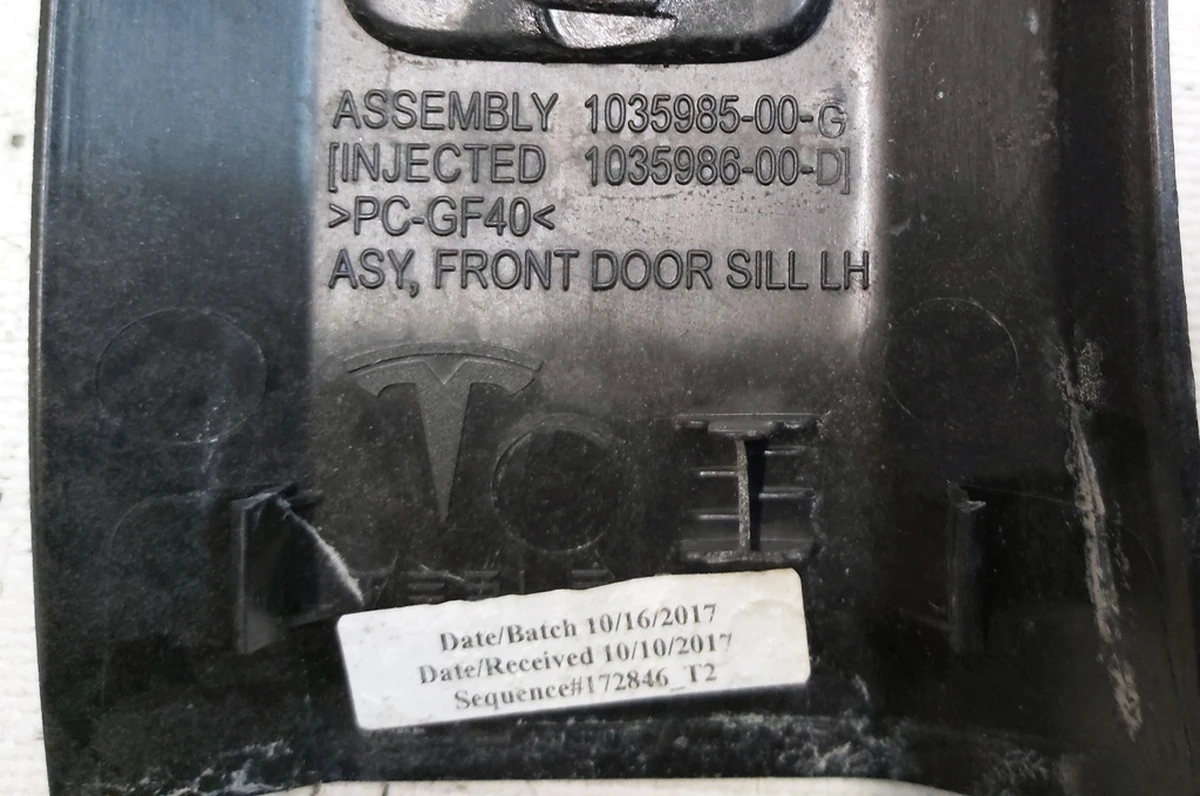 Облицювання порога передніх лівих дверей нижнє в зборі з окисленням поверхні Tesla model X 1035985-02-G