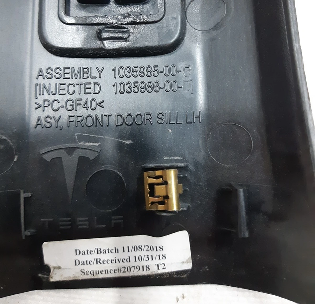 9 Облицовка порога передней левой двери нижняя в сборе с повреждением Tesla model X 1035985-02-G