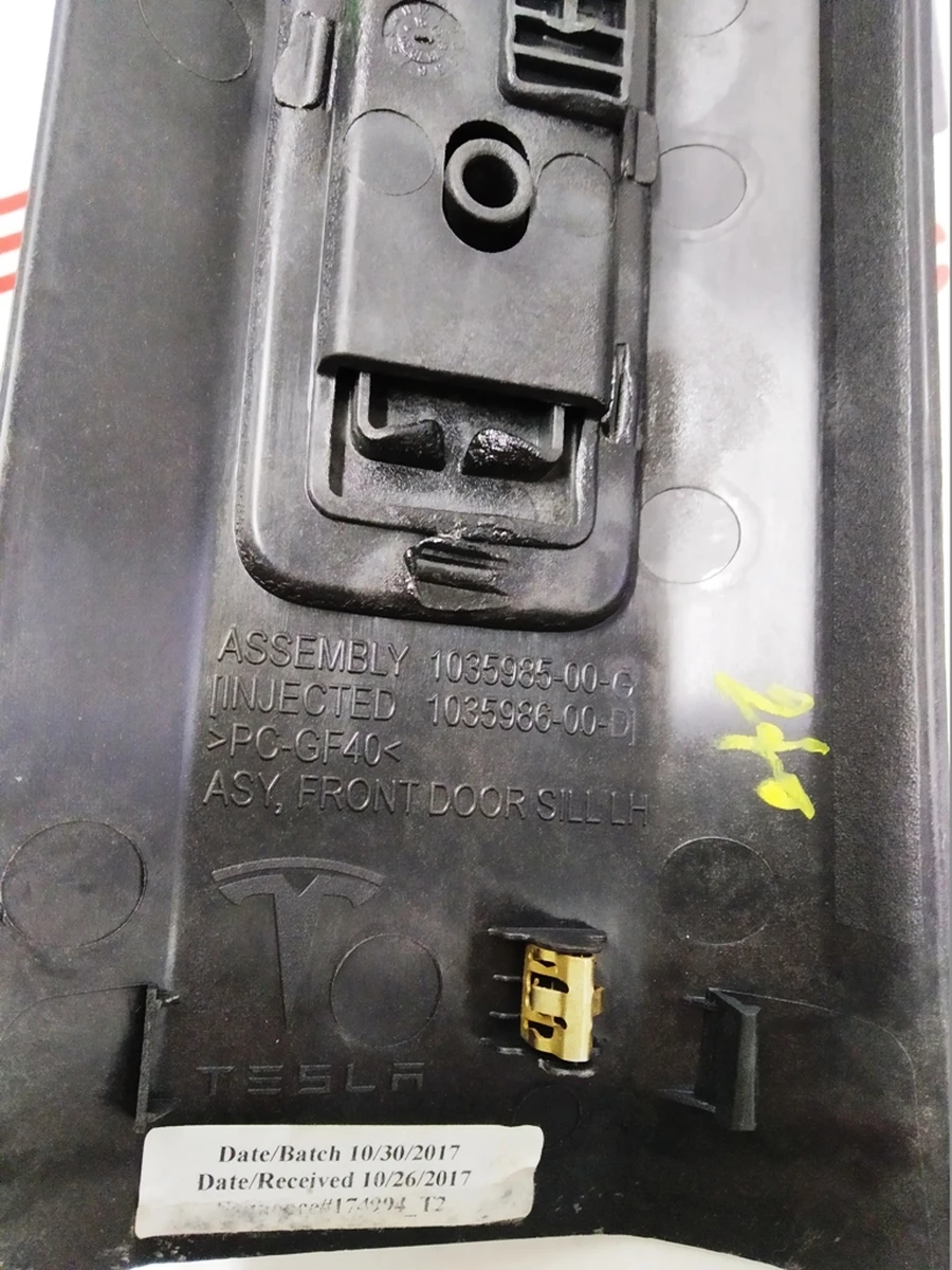 9 Облицювання порогу передньої лівої двері нижня з пошкодженням Tesla model X 1035985-00-G
