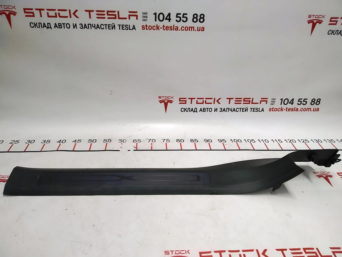 9 Облицювання порогу передньої лівої двері нижня з пошкодженням Tesla model X 1035985-00-G