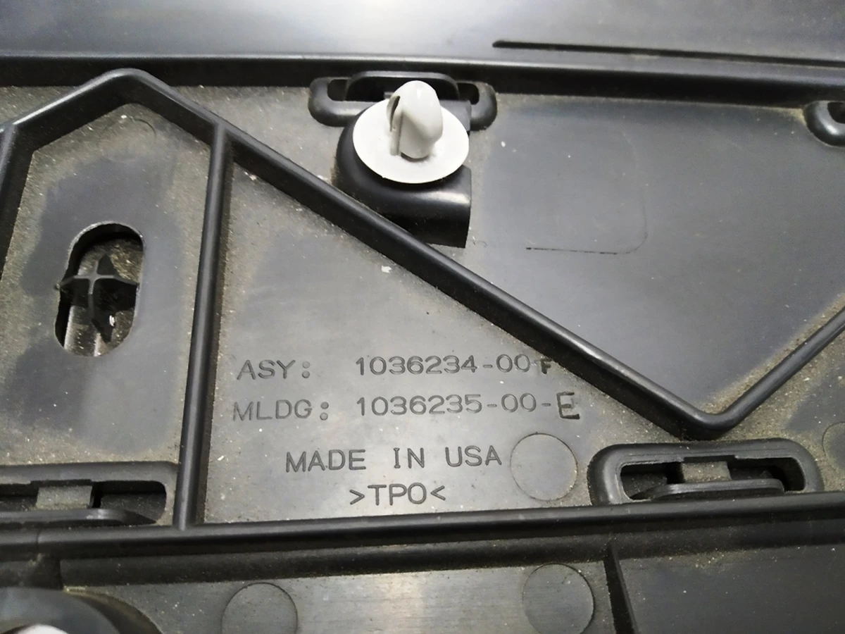 1 Підкапотний пластик боксу передній Tesla Model X 1036234-00-F