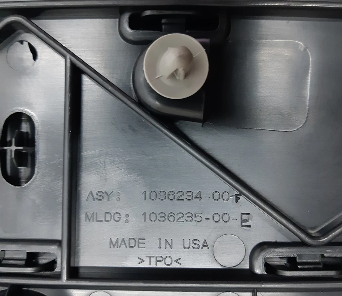 1 Подкапотный пластик бокса передний NEW с клипсами Tesla model X 1036234-00-F