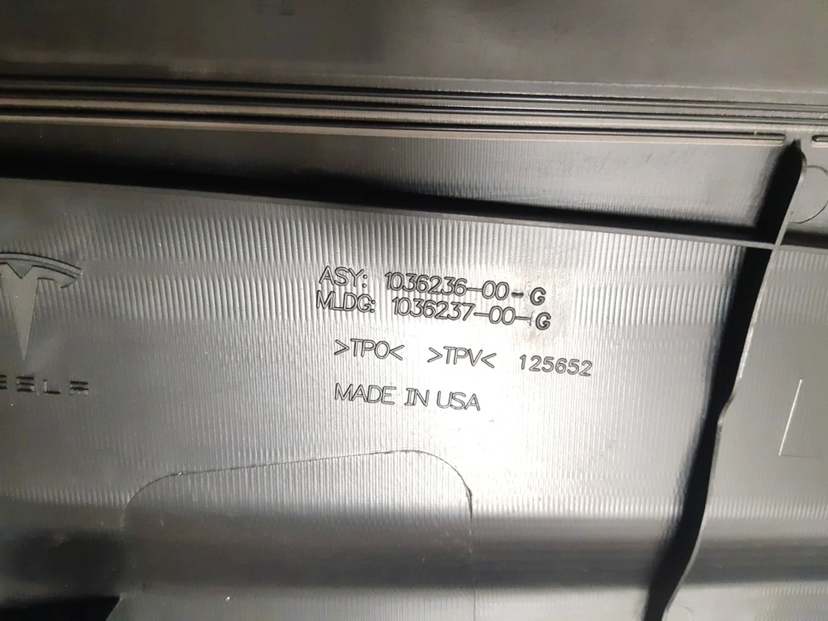 4 Подкапотный пластик бокса левый Tesla model X 1036236-00-G