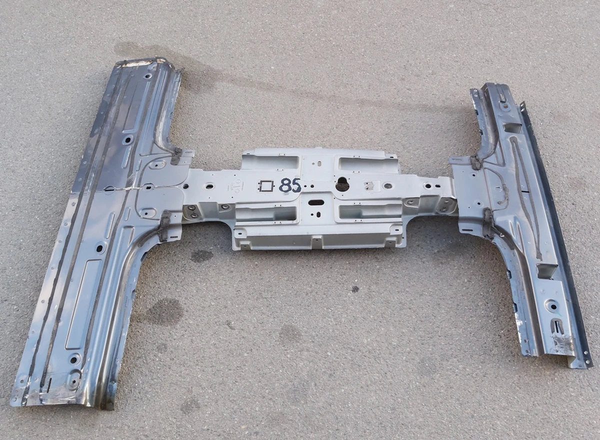 1 MODEL X CENTER SPINE ASSY (ridge) with additional fragments Tesla model X 1069459-S0-A