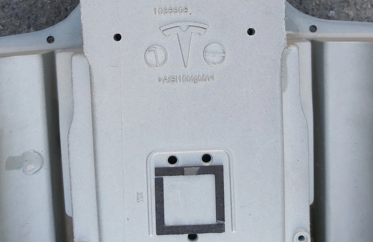 1 MODEL X CENTER SPINE ASSY (ridge) with additional fragments Tesla model X 1069459-S0-A