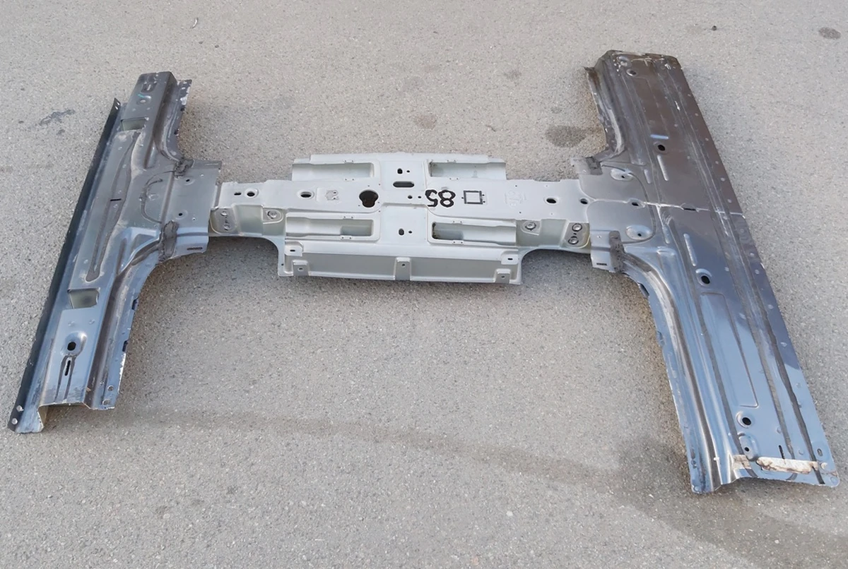 1 MODEL X CENTER SPINE ASSY (ridge) with additional fragments Tesla model X 1069459-S0-A