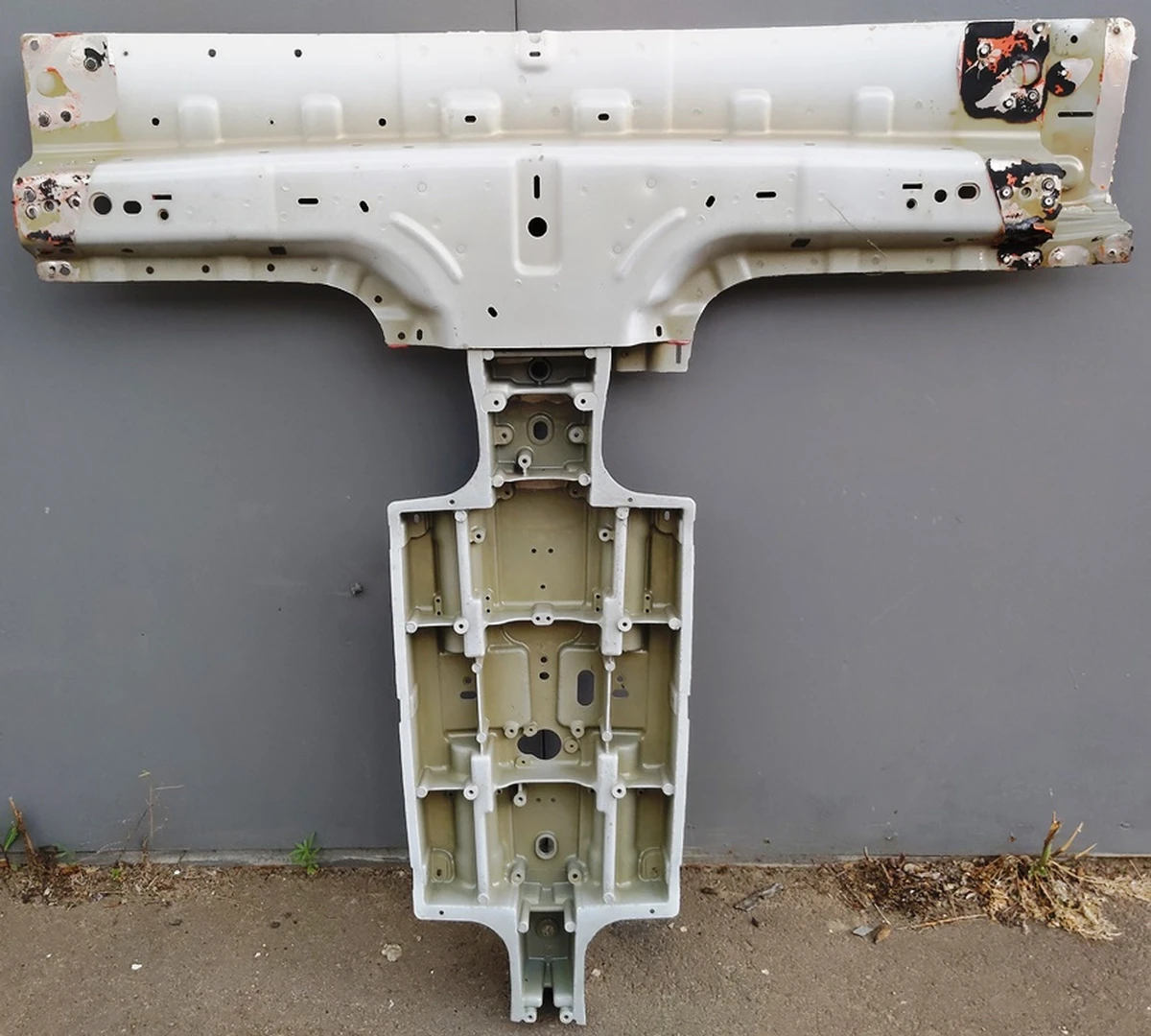 1 MODEL X CENTER SPINE ASSY (ridge) with additional fragments Tesla model X 1069459-S0-A