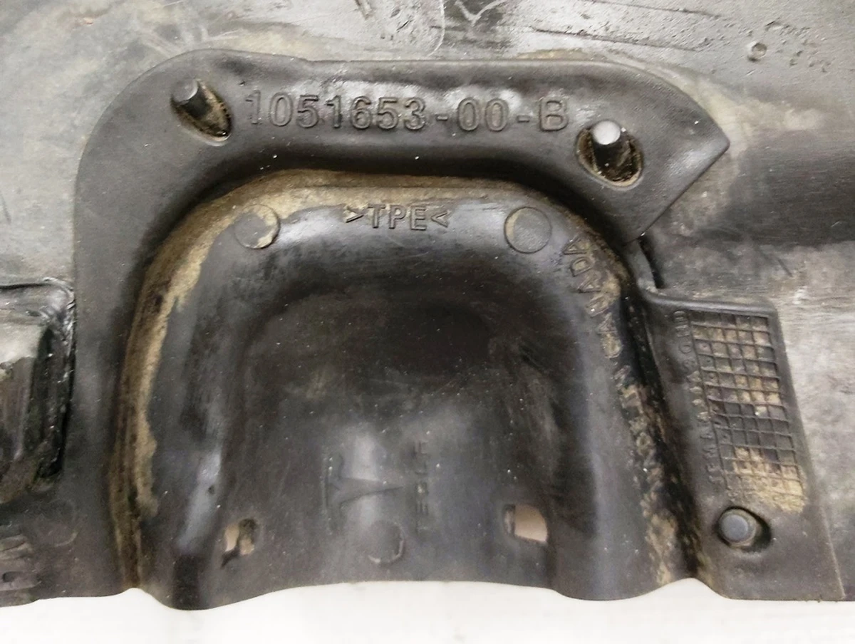 9 Подкрылок передний правый передняя часть AWD (с гнездом парктроника) Tesla model S 1036889-00-E