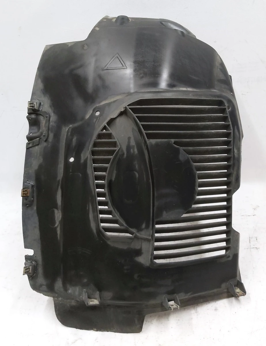 9 Подкрылок передний правый передняя часть AWD (с гнездом парктроника) Tesla model S 1036889-00-E