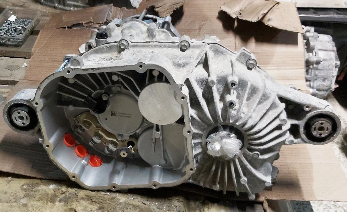 1 Мотор задній малий без інвертора, каструлі, теплообмінника з пошкодженням Tesla model S REST, model X 1037000-20-A