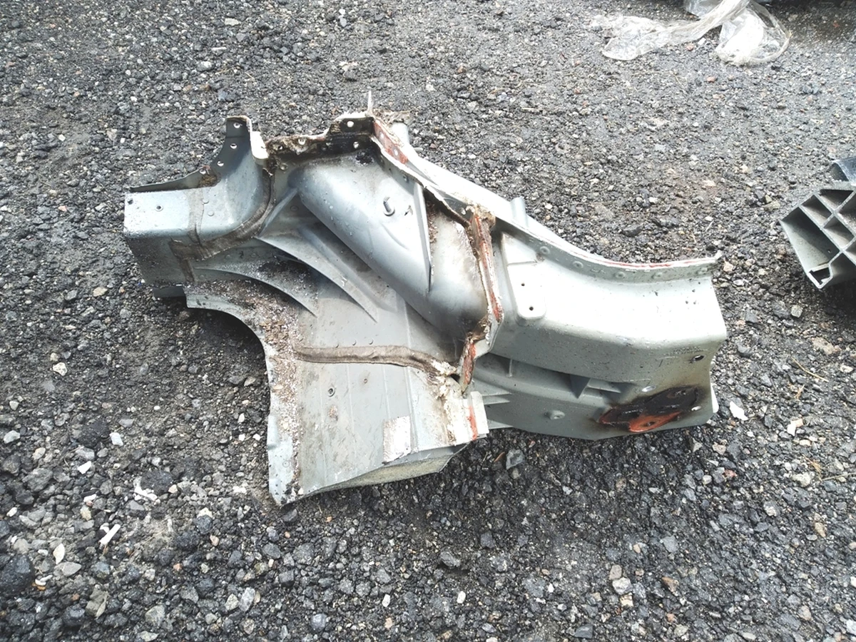 2 Чверть передня ліва нижня частина без стійки Tesla model X 1037216-S0-A