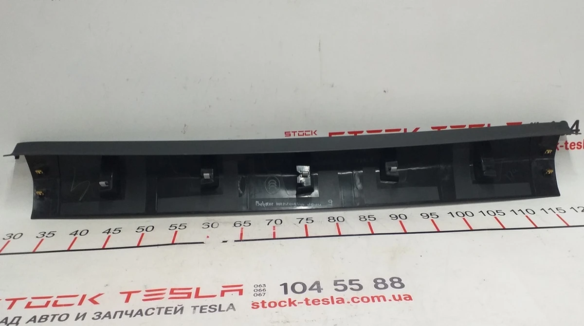16 Накладка крышки багажника верхняя в сборе Tesla model X 1037906-50-E