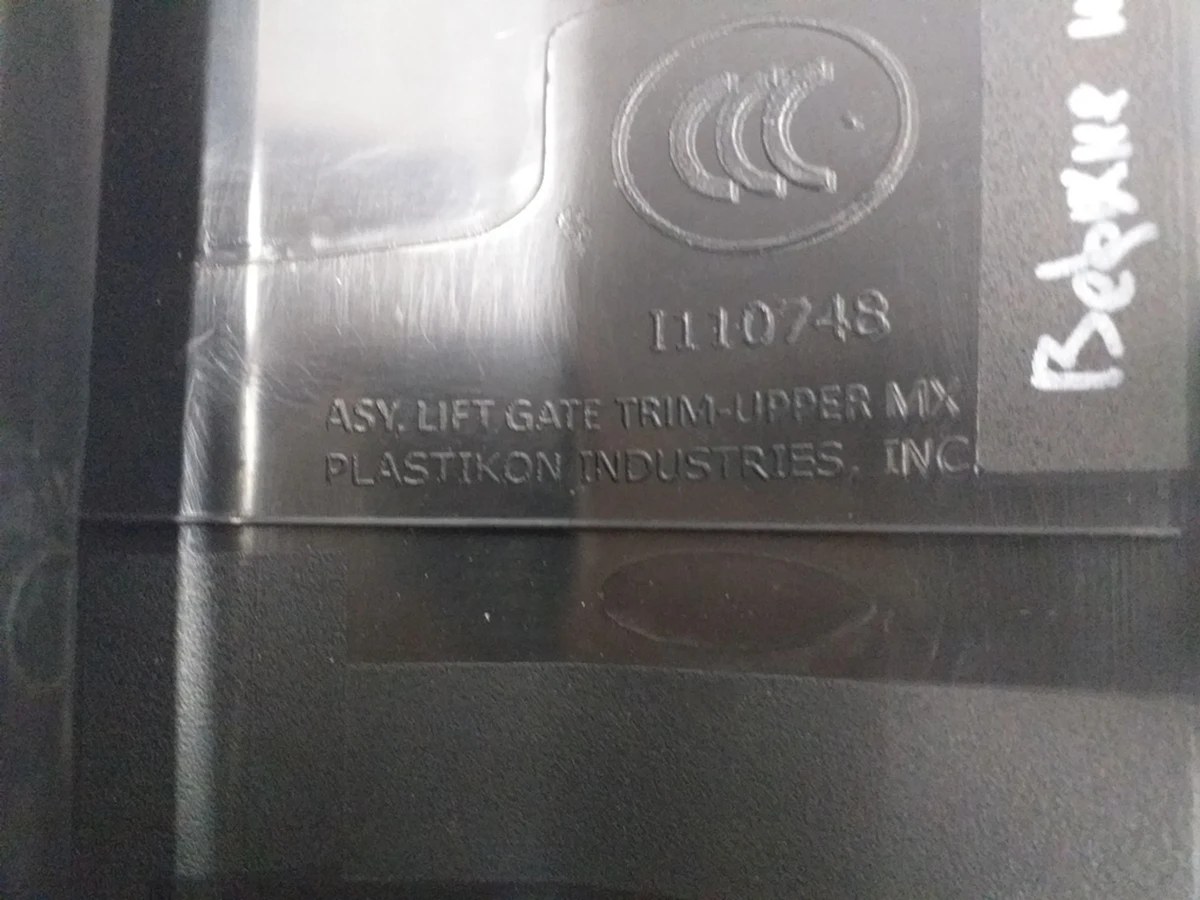 16 Накладка крышки багажника верхняя в сборе Tesla model X 1037906-50-E