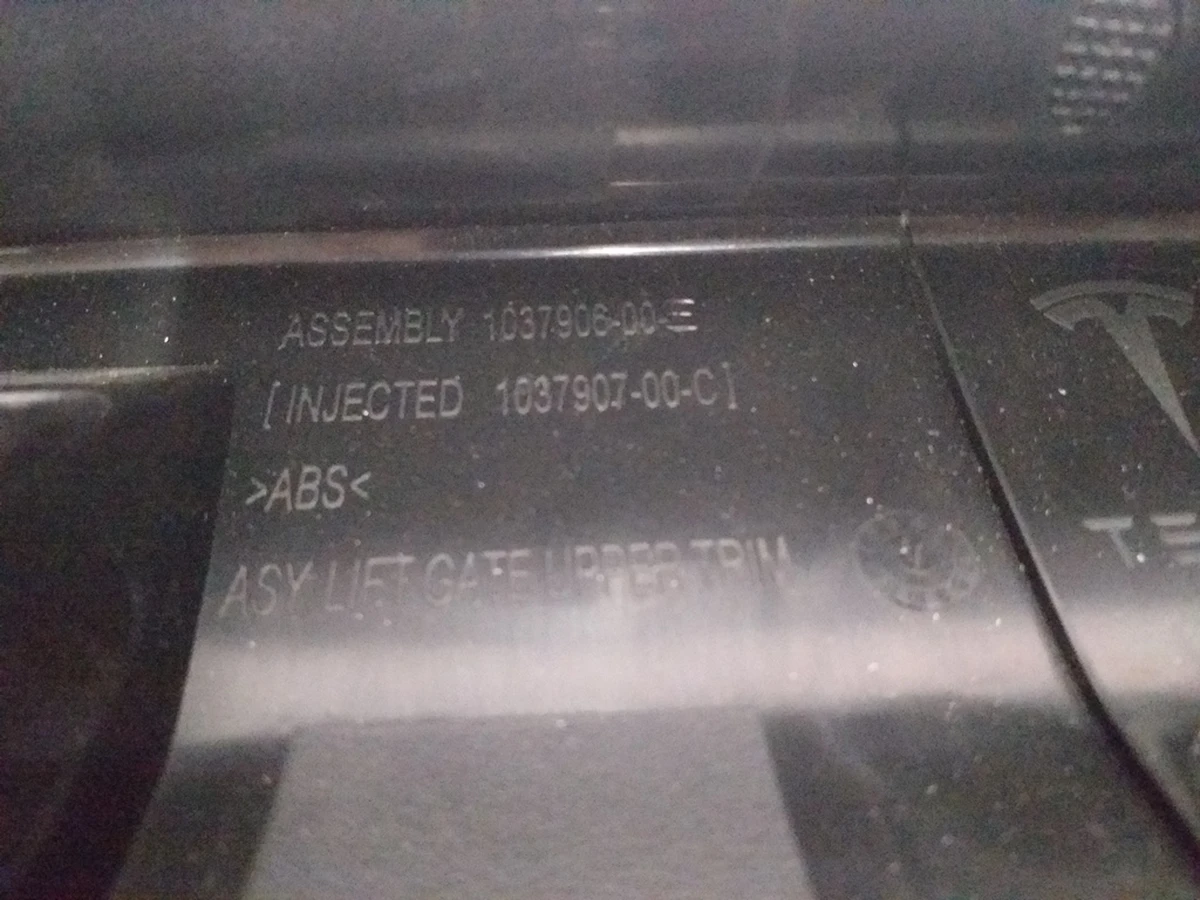 16 Накладка крышки багажника верхняя в сборе Tesla model X 1037906-50-E