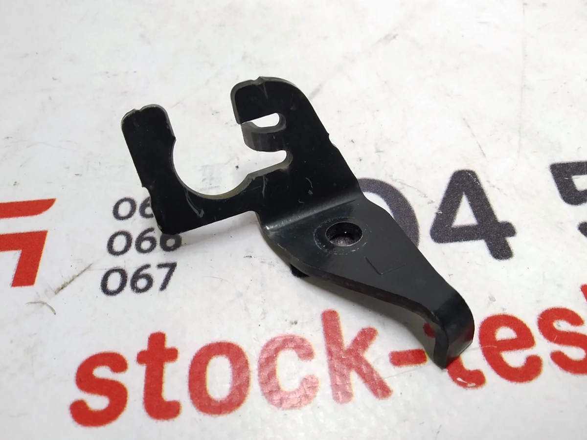 Кронштейн кріплення гальмівного шланга переднього лівого (на опорній вилці) Tesla model XS REST 1038627-00-A