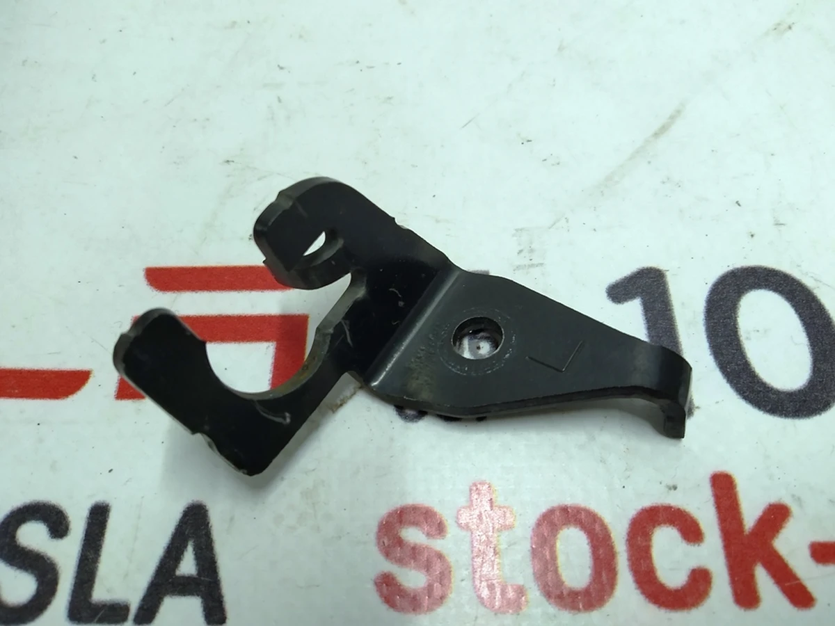 Кронштейн кріплення гальмівного шланга переднього лівого (на опорній вилці) Tesla model XS REST 1038627-00-A