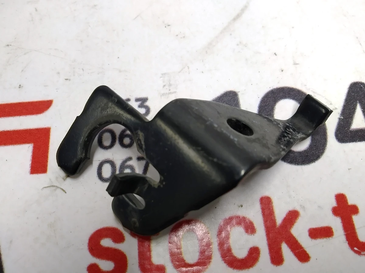 Кронштейн кріплення гальмівного шланга переднього лівого (на опорній вилці) Tesla model XS REST 1038627-00-A