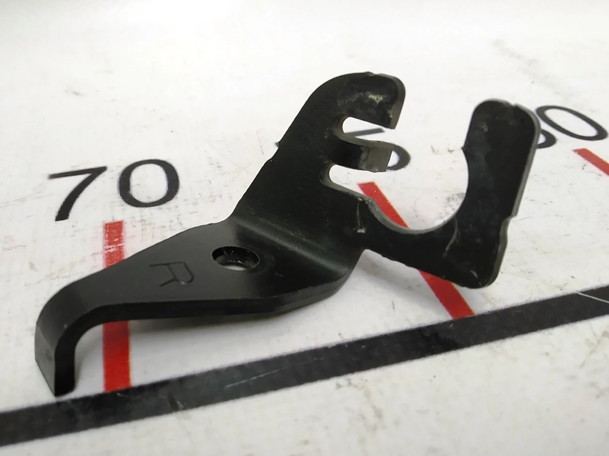 Кронштейн кріплення гальмівного шланга переднього лівого (на опорній вилці) Tesla model XS REST 1038627-00-A