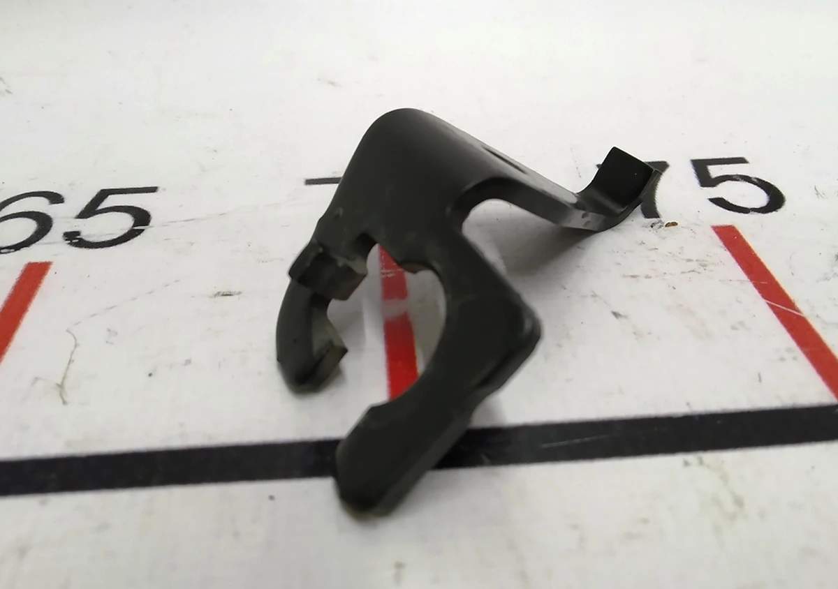 4 Кронштейн тормозного шланга переднего правого (на опорной вилке) Tesla model S, model S REST, model X 1038628-00-A