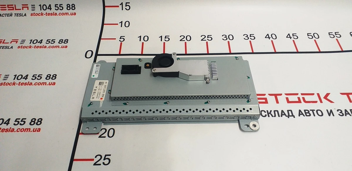 1 Щиток приладів допоміжний монітор Tesla model X S REST 1004788-00-H