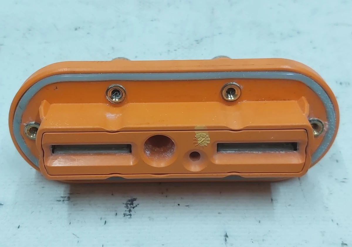 Высоковольтный разъем основоной батареи со следами окисления Tesla model S REST 1099863-00-A