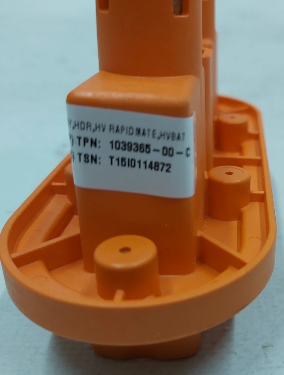 Высоковольтный разъем основоной батареи со следами окисления Tesla model S REST 1099863-00-A