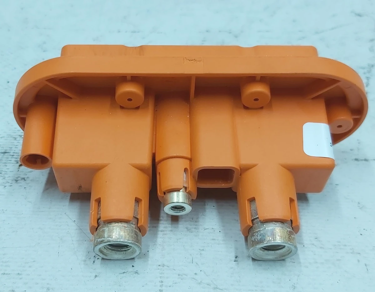 Высоковольтный разъем основоной батареи со следами окисления Tesla model S REST 1099863-00-A