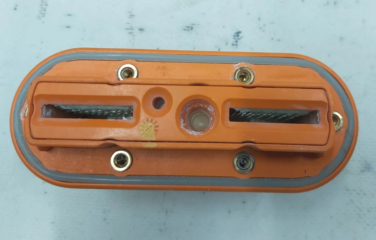 Высоковольтный разъем основоной батареи со следами окисления Tesla model S REST 1099863-00-A