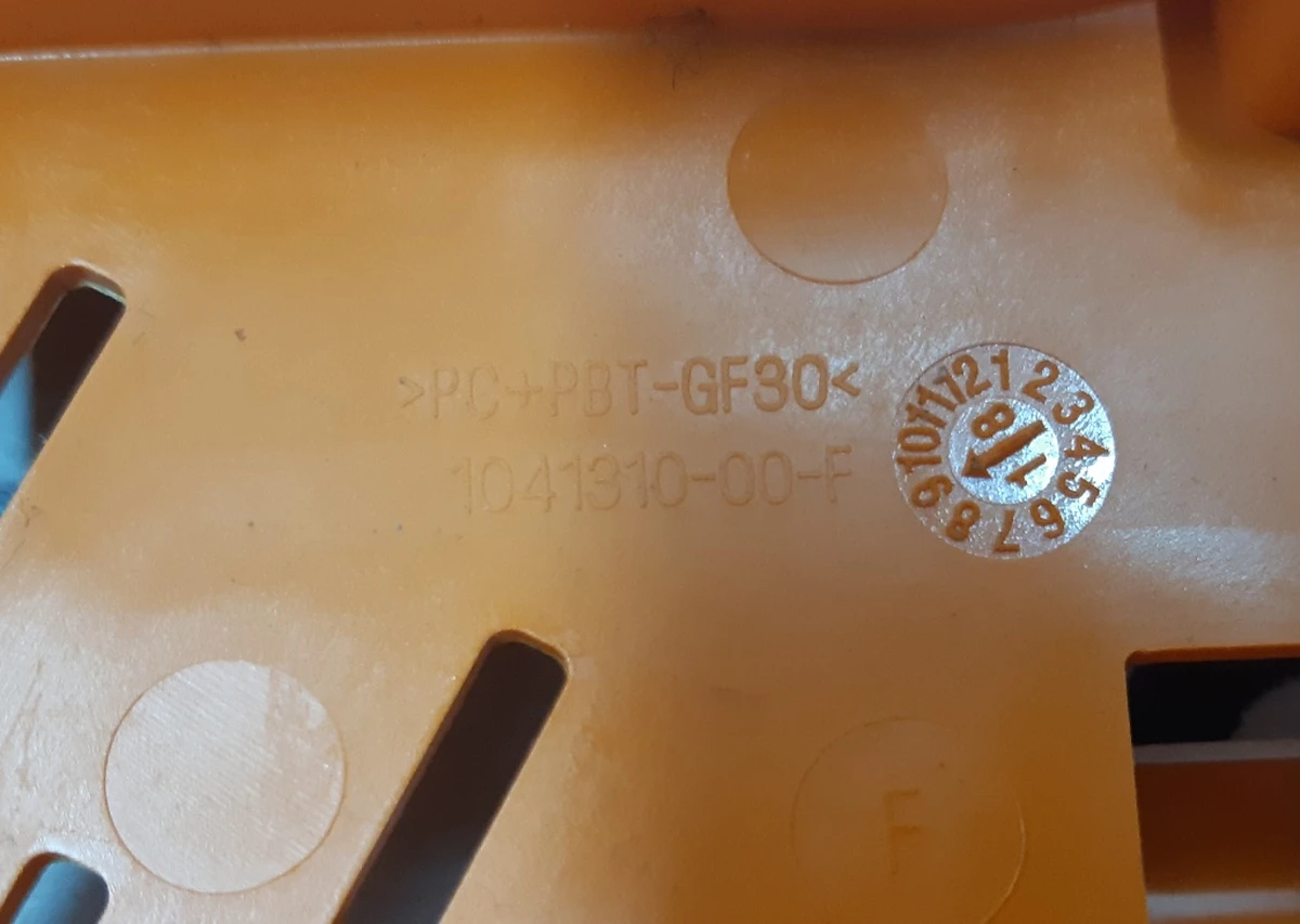 Корпус верхній допоміжного блоку керування основної батареї Tesla model S REST, Tesla model X 1041310-00-F