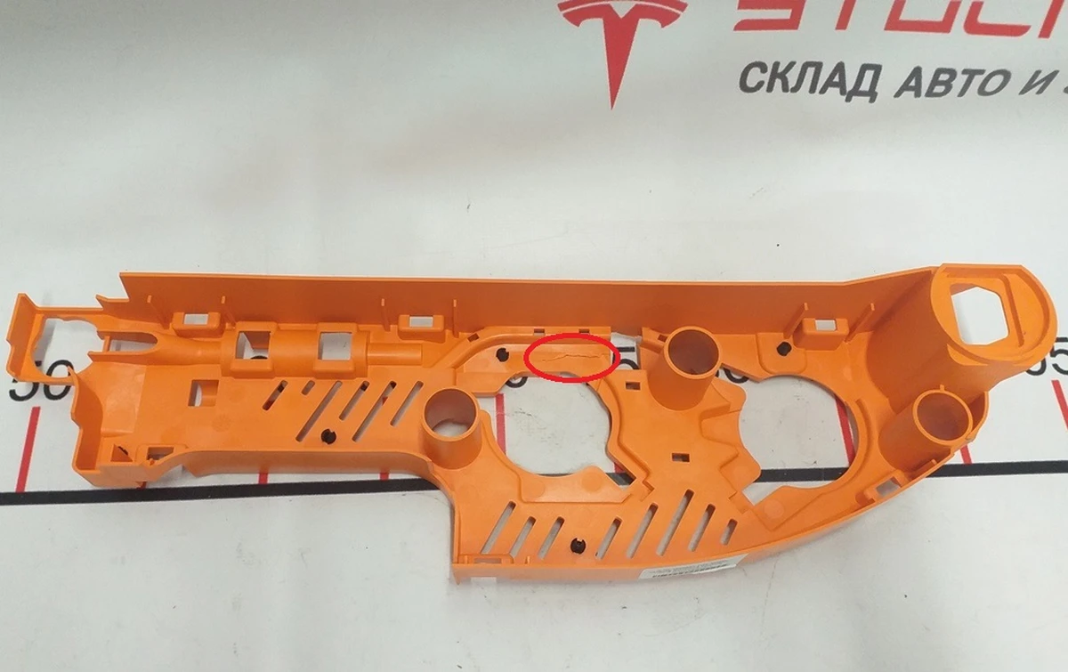 Корпус верхний вспомогательного блока управления основной батареи с поврежден. Tesla model S REST, Tesla model X 1041310-00-F