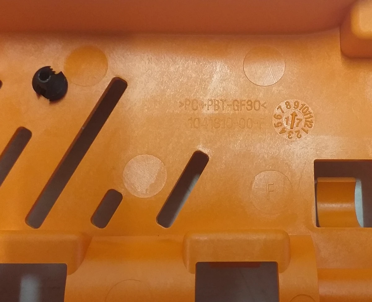 Корпус верхний вспомогательного блока управления основной батареи с поврежден. Tesla model S REST, Tesla model X 1041310-00-F