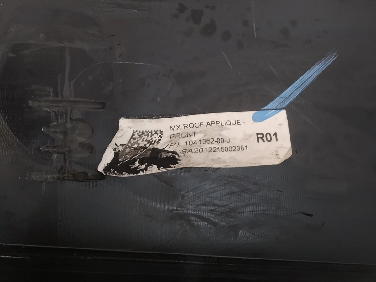 18 Панель наружная крыши передняя поперечная с повреждением Tesla Model X 1041362-00-J