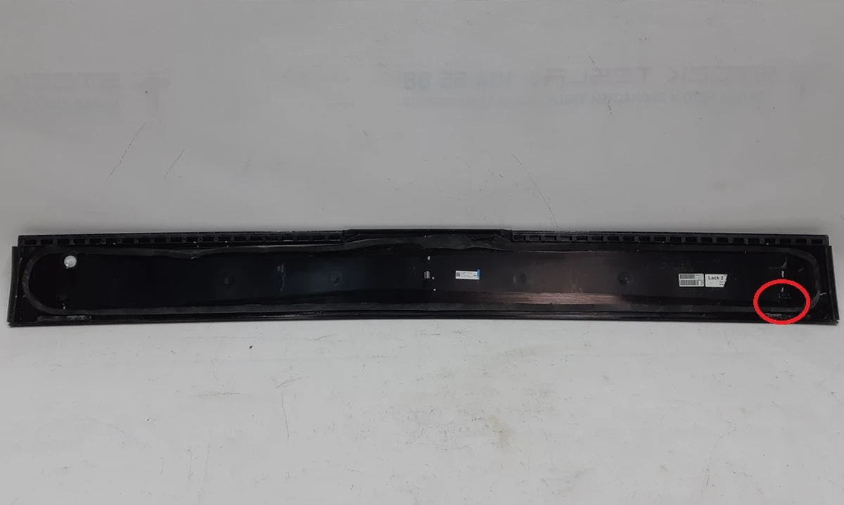 18 Панель наружная крыши передняя поперечная с повреждением Tesla Model X 1041362-00-J