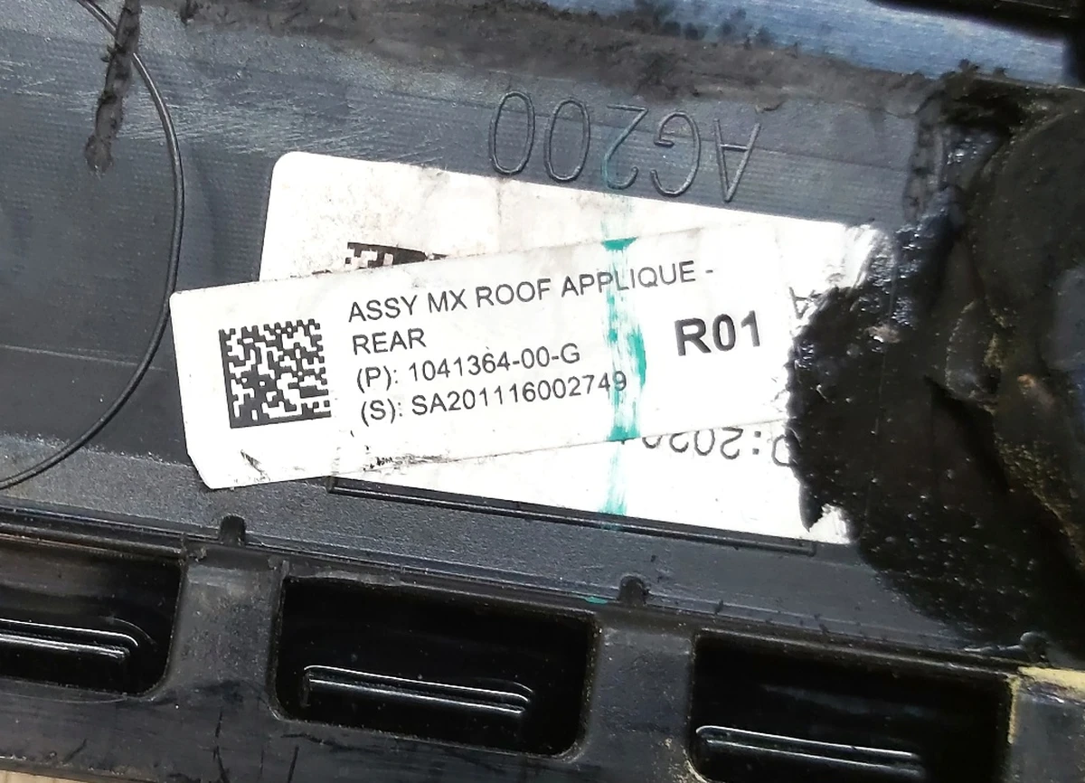 ASSY MX ROOF APPLIQUE - REAR with damage Tesla model X 1041364-00-G