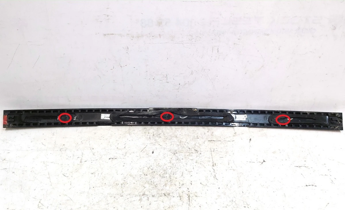 ASSY MX ROOF APPLIQUE - REAR with damage Tesla model X 1041364-00-G