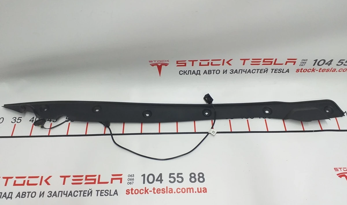 2 Trunk lid door trim right (under pressure sensor) Tesla model X 1042393-00-D