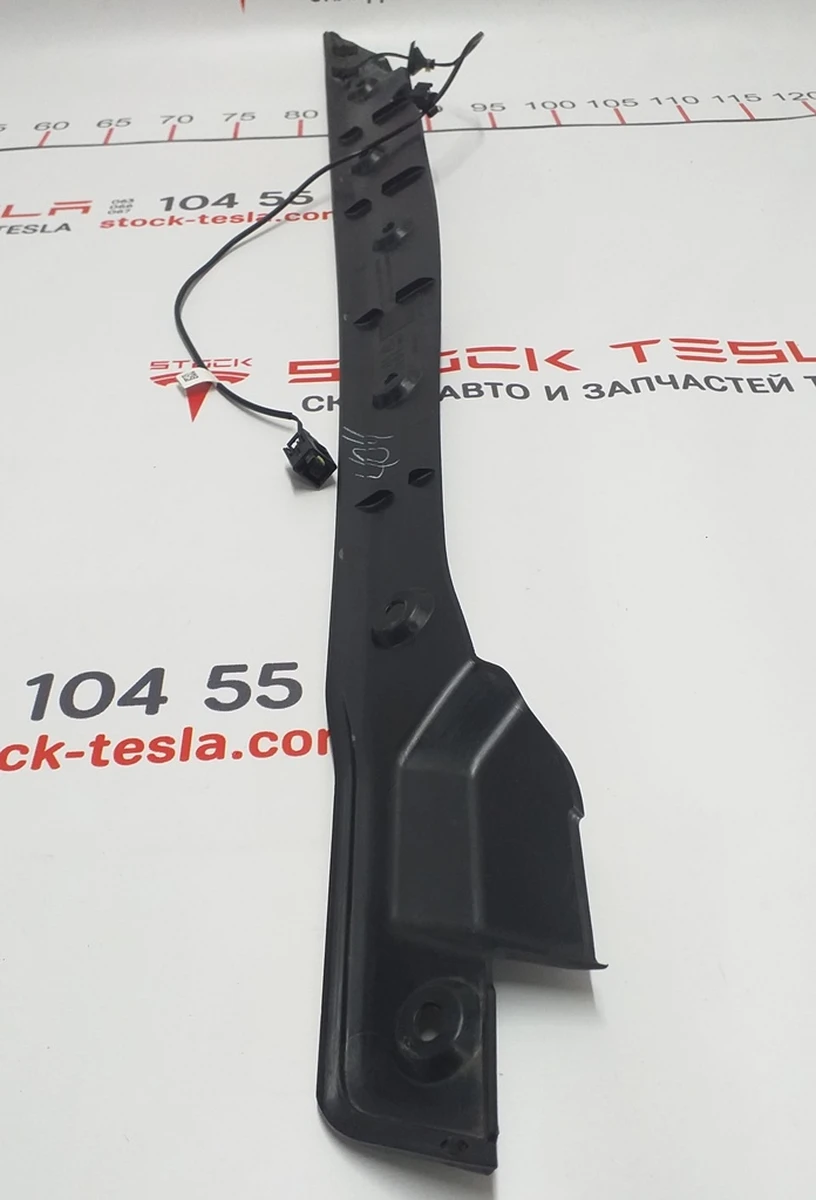 2 Trunk lid door trim right (under pressure sensor) Tesla model X 1042393-00-D