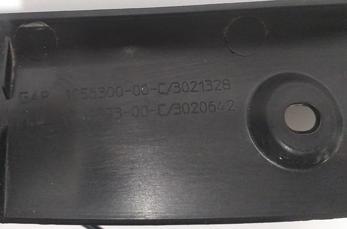 2 Trunk lid door trim right (under pressure sensor) Tesla model X 1042393-00-D