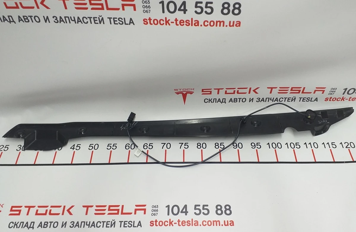 2 Trunk lid door trim right (under pressure sensor) Tesla model X 1042393-00-D