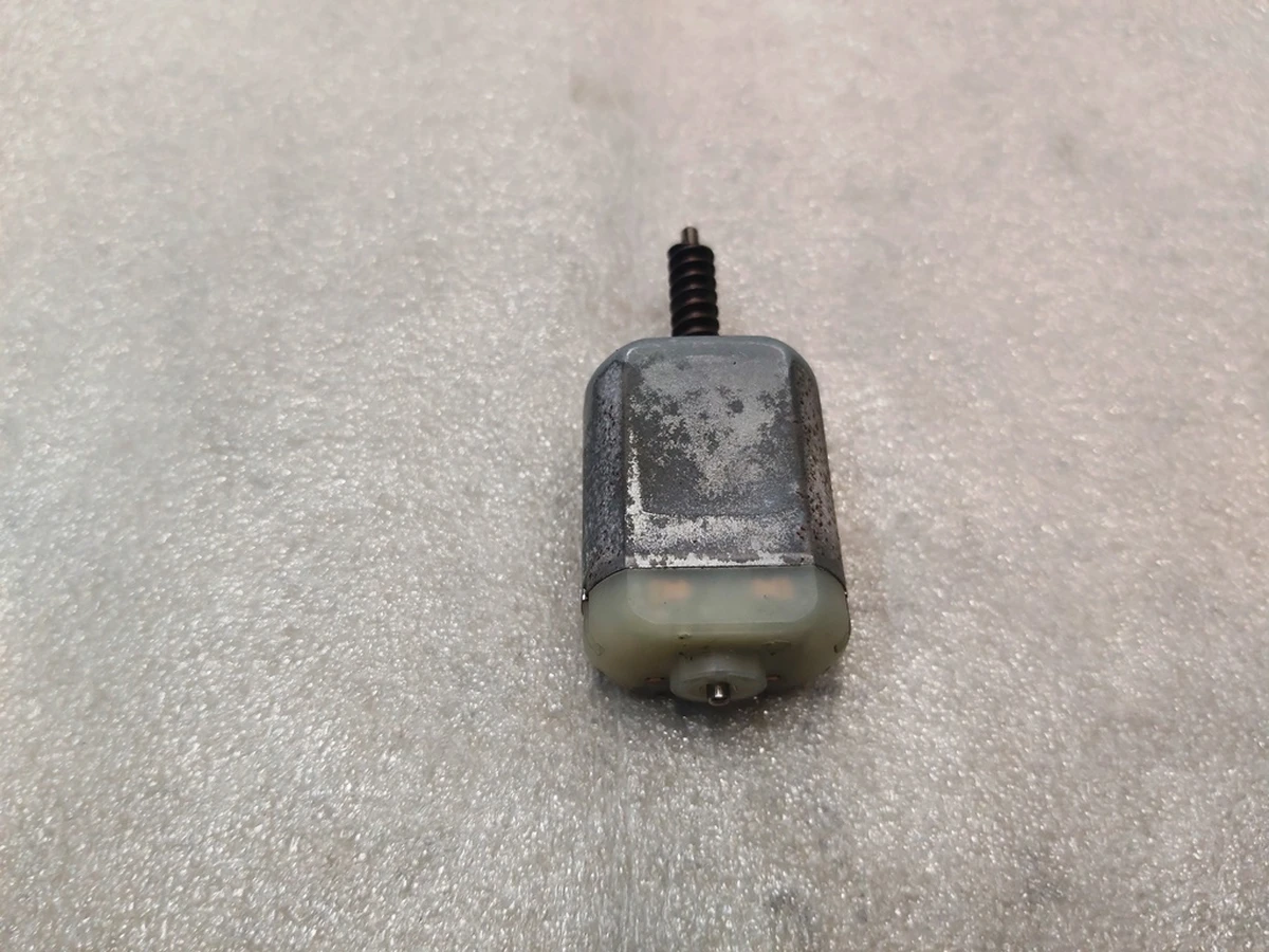 10 Моторчик приводу люка порту заряджання Tesla model S REST, model X 1042766-96-H