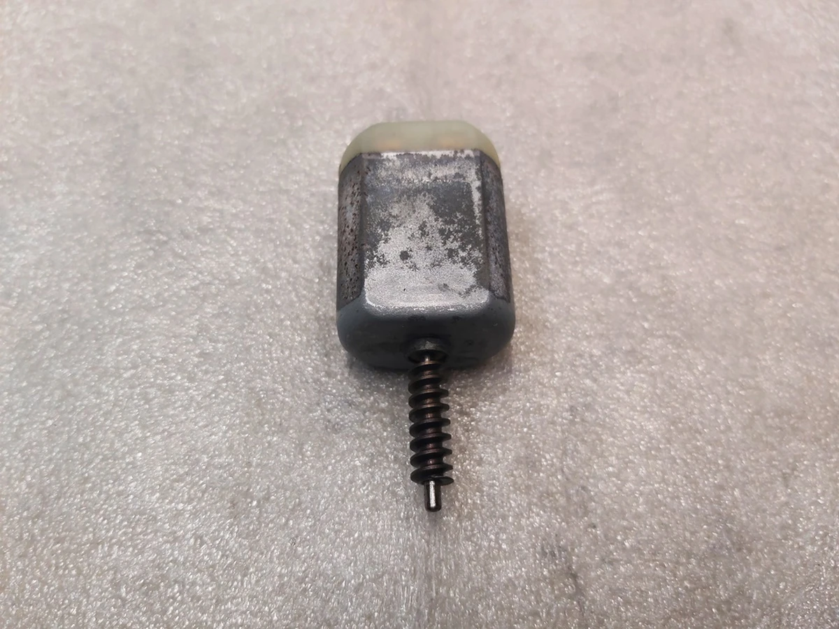 10 Моторчик приводу люка порту заряджання Tesla model S REST, model X 1042766-96-H