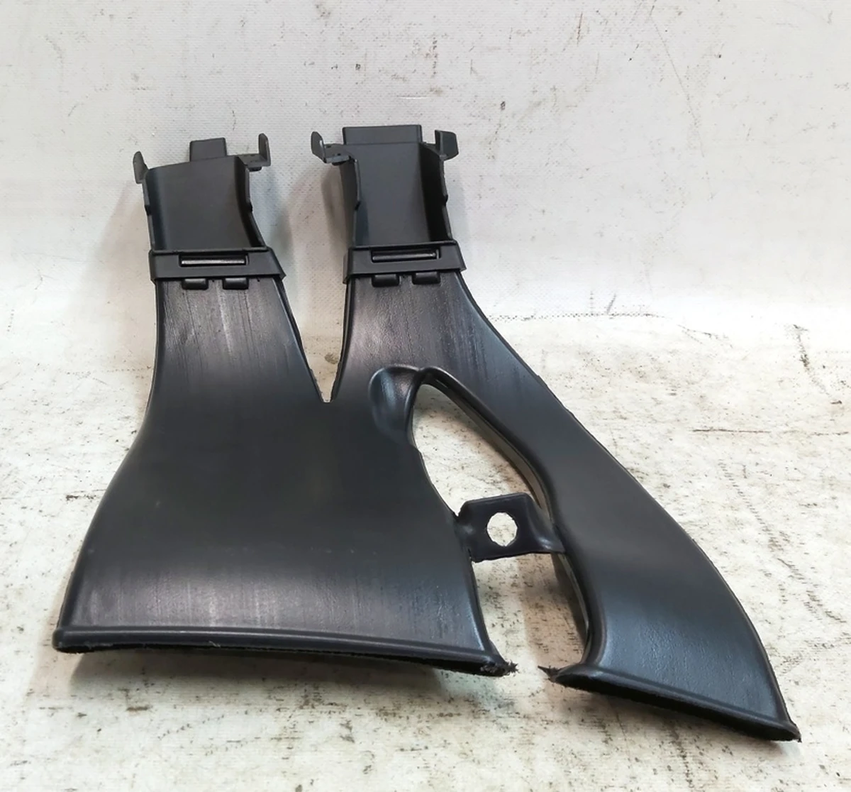 11 Повітропровід протитуманної фари лівий у зборі Tesla Model X 1043927