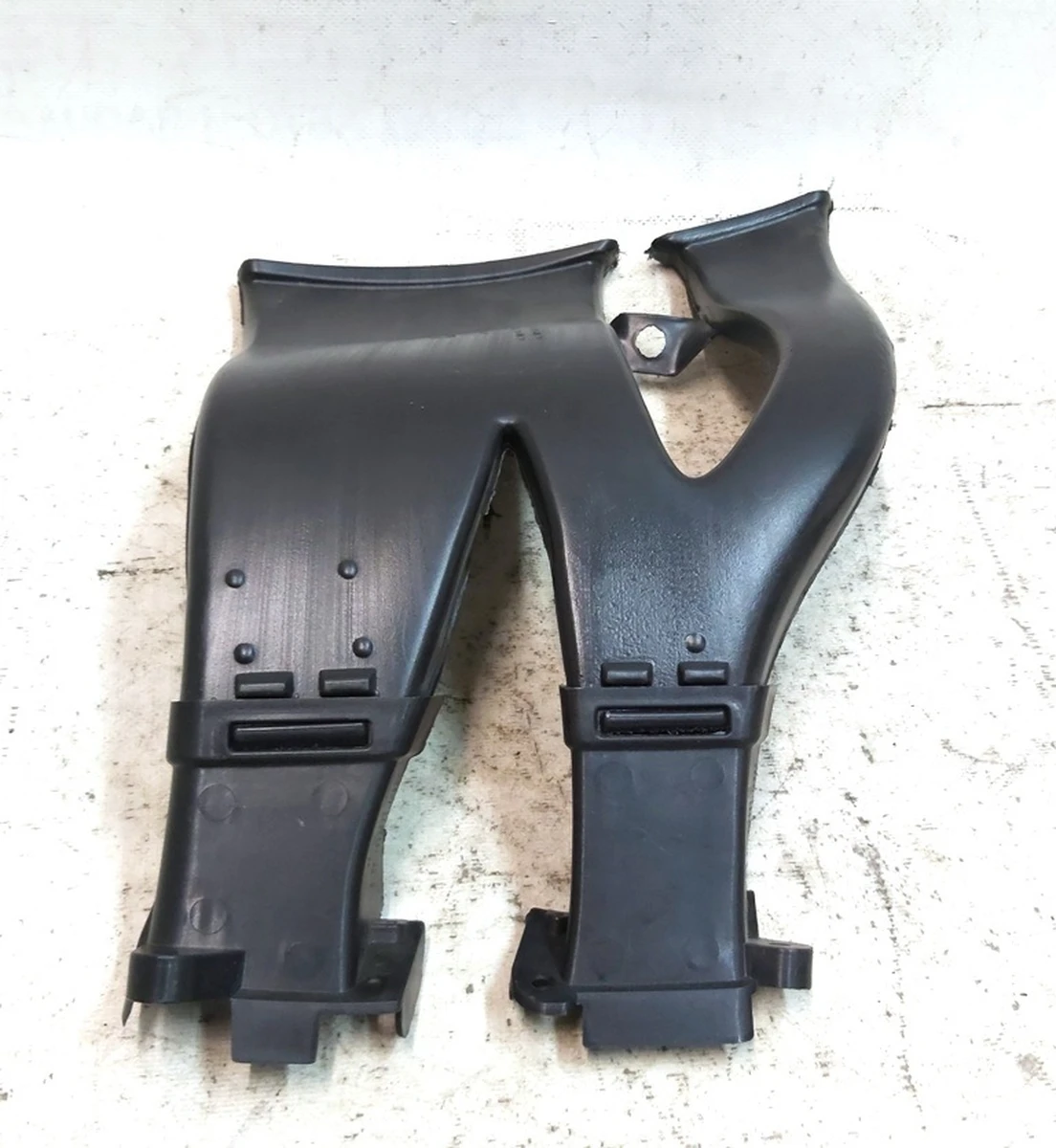 11 Повітропровід протитуманної фари лівий у зборі Tesla Model X 1043927